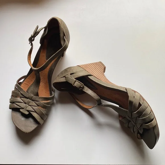 Clarks olive green sandals deals